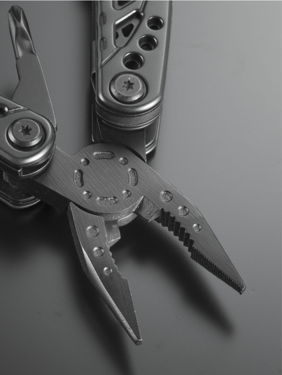 Multitool s kleštěmi z titanu