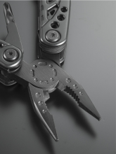 Multitool s kleštěmi z titanu