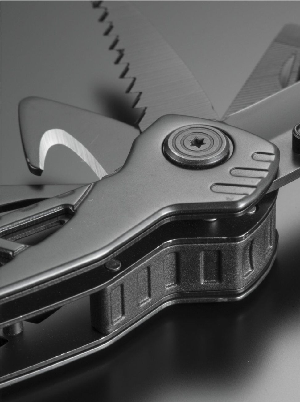 Multitool s kleštěmi z titanu