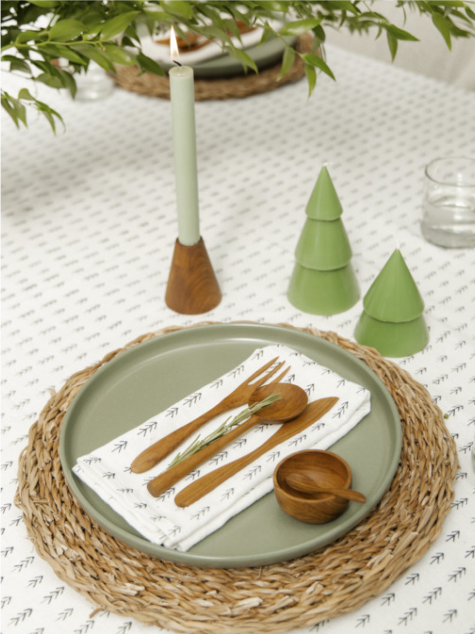 Svíčka ve tvaru vánočního stromku s vůní matcha