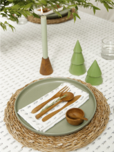 Svíčka ve tvaru vánočního stromku s vůní matcha